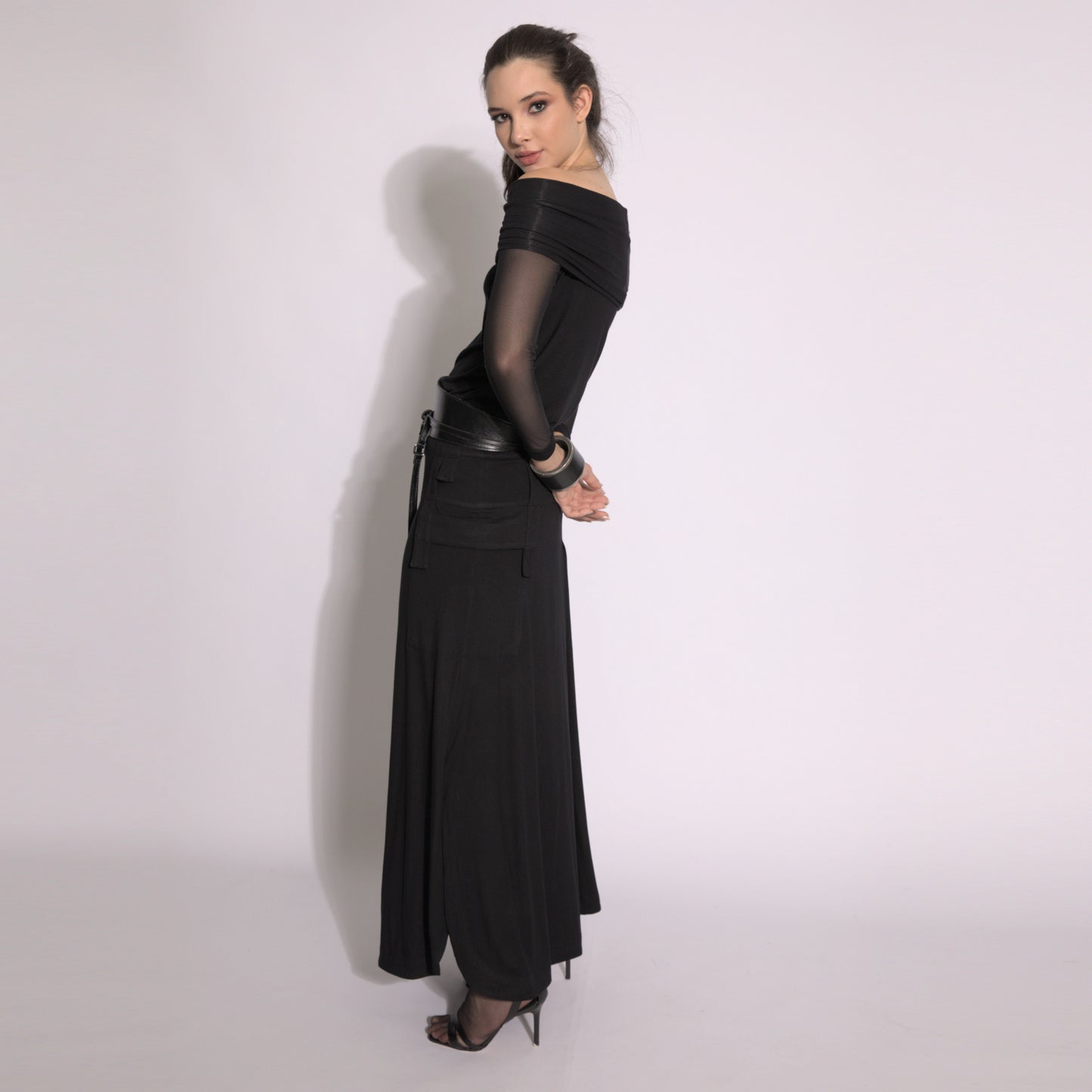 Isabella - Blouse with off-the-shoulder neckline and black tulle sleeves