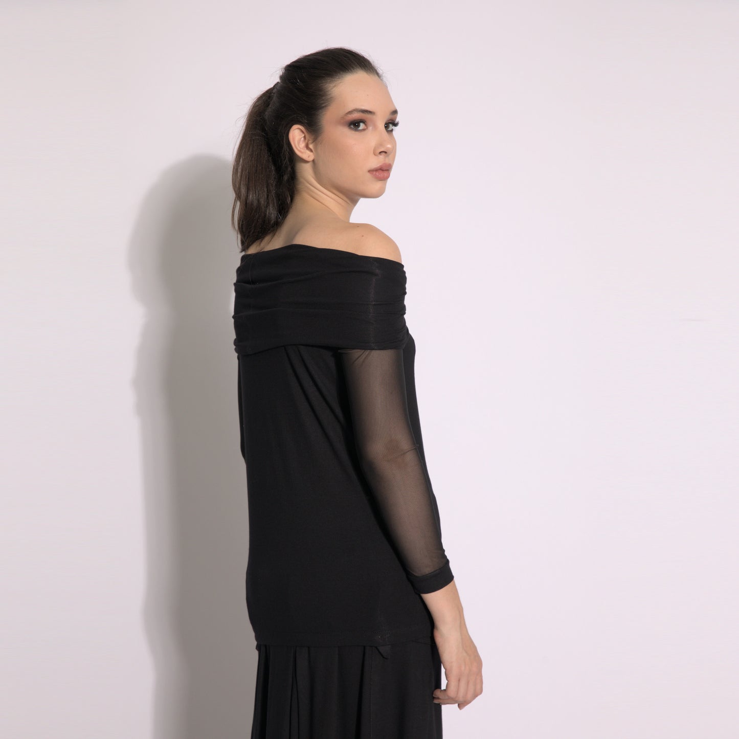 Isabella - Blouse with off-the-shoulder neckline and black tulle sleeves