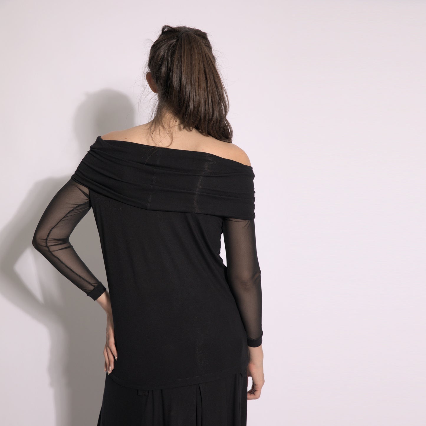 Isabella - Blouse with off-the-shoulder neckline and black tulle sleeves