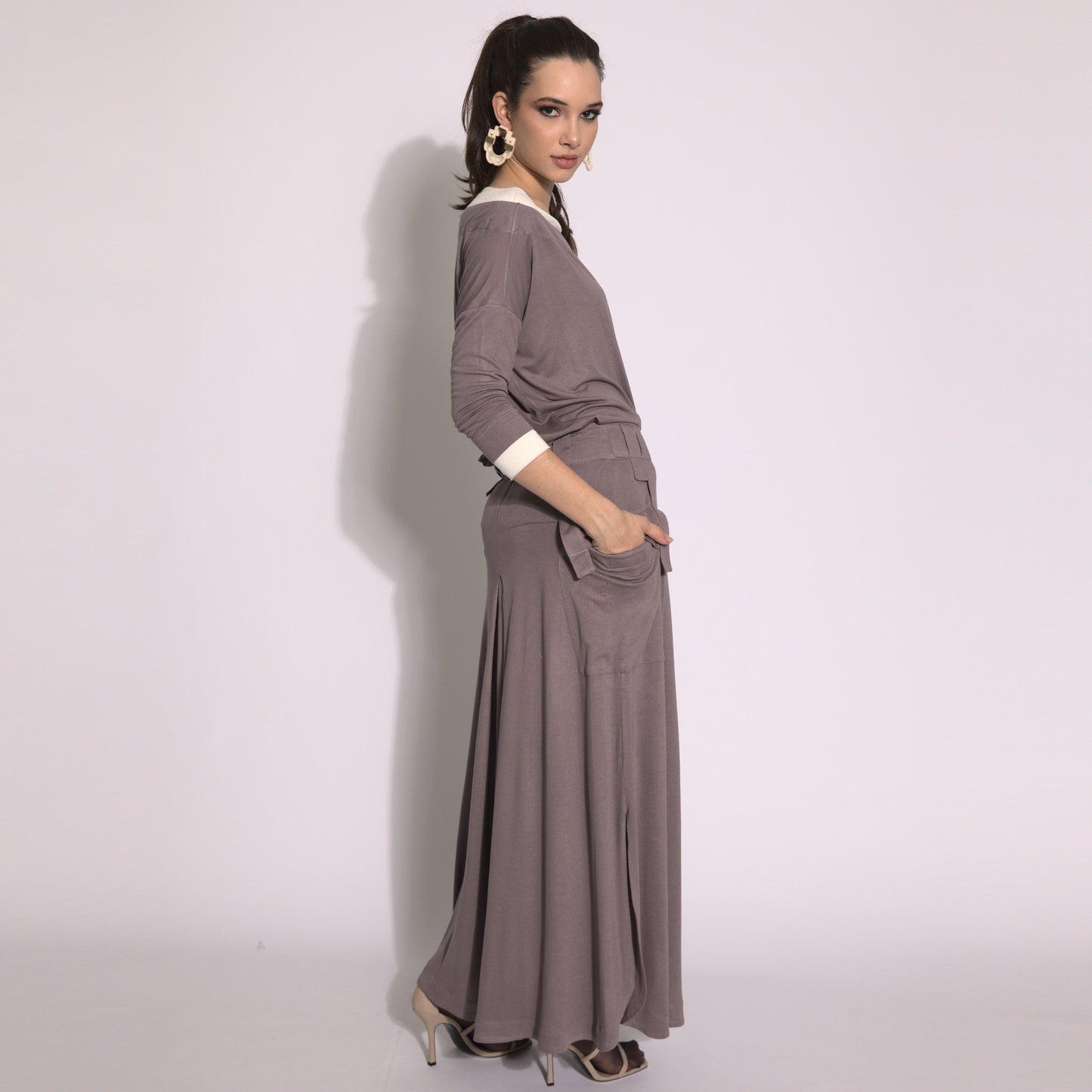 Luna - maxi skirt with side slits and cargo pockets