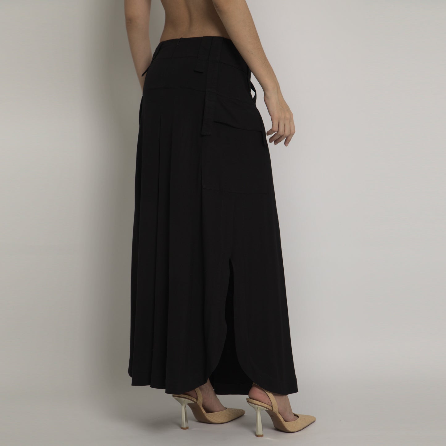 Luna - maxi skirt with side slits and cargo pockets