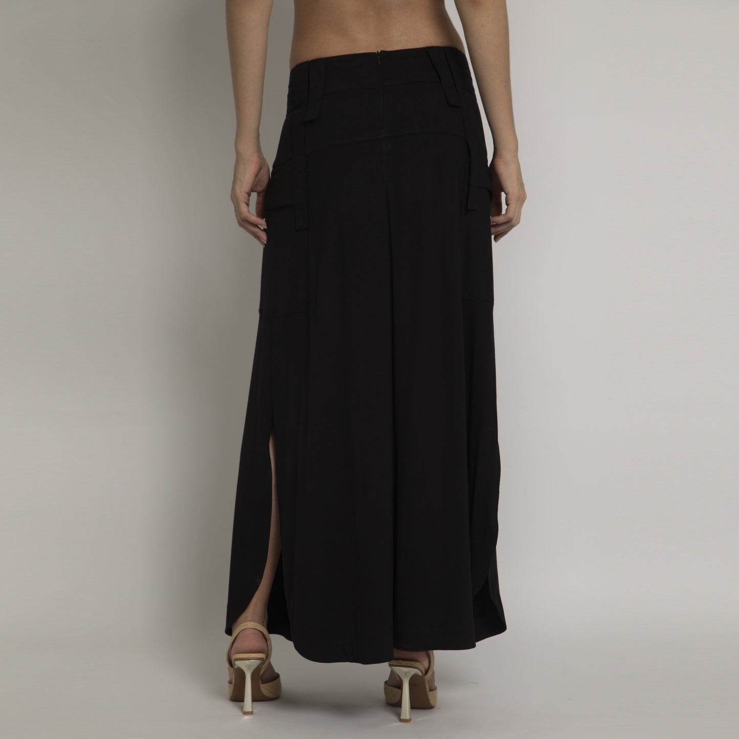 Luna - maxi skirt with side slits and cargo pockets