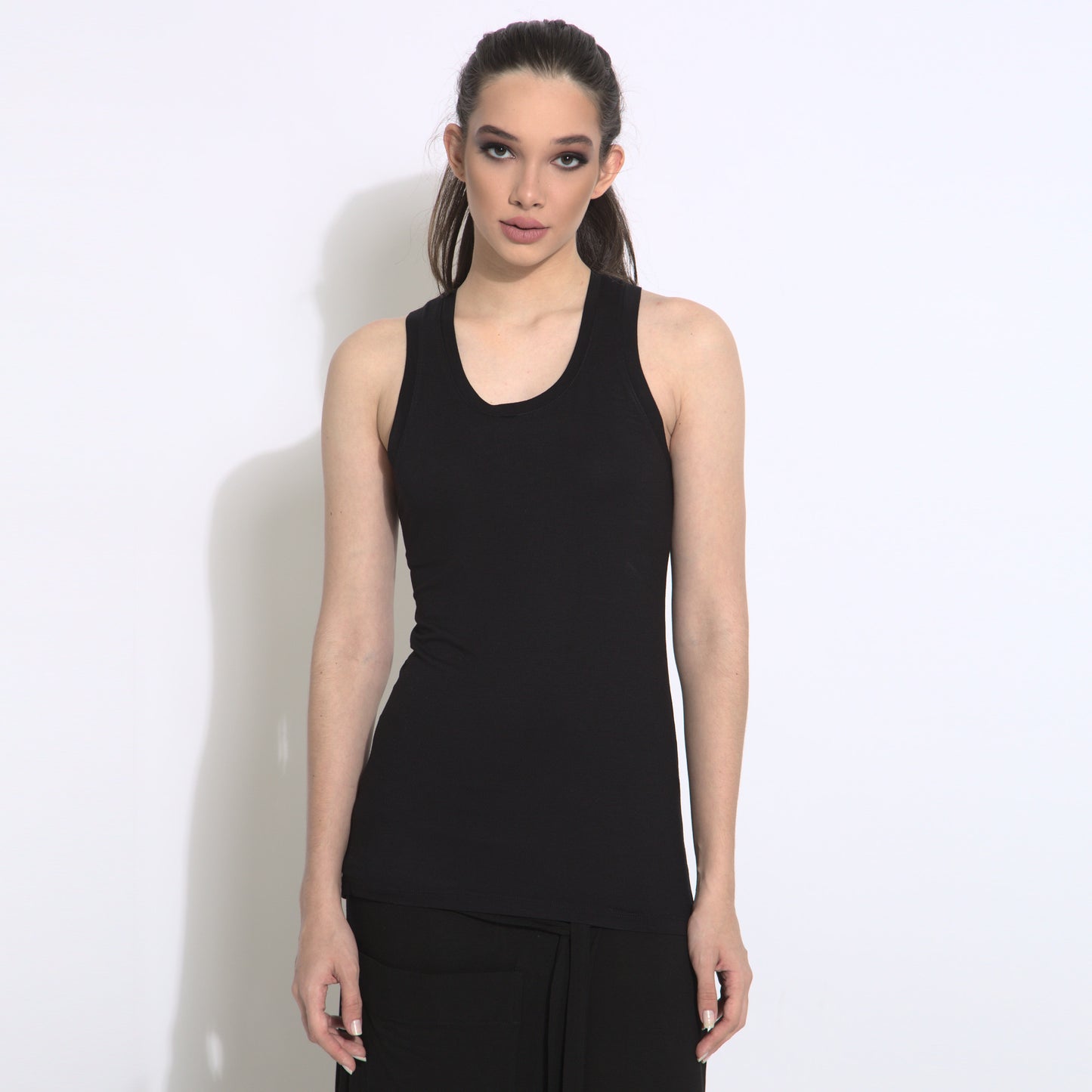 Essential sleeveless tank top (with built-in bra)